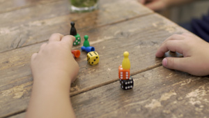 儿童用骰子和柜子玩36秒视频