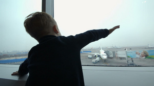 男孩子从窗户看着飞机18秒视频