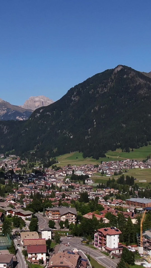 无人机航拍欧洲群山山谷中的田园小镇全景自然世界75秒视频