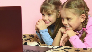 透过笔记本电脑屏幕看儿童与各种情绪的乐趣24秒视频