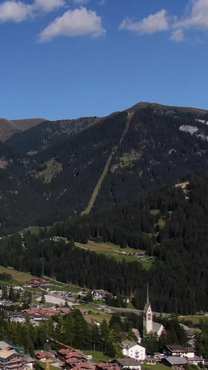 无人机航拍欧洲群山山谷中的田园小镇全景航拍视频75秒视频