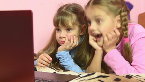 笔记本屏幕上一个有趣的点让儿童感到非常愉快27秒视频