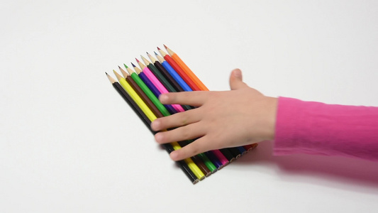儿童手收集了一套彩色铅笔视频