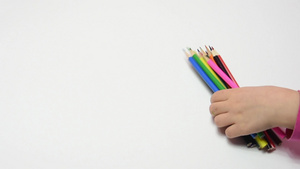 孩子手放在纸铅笔上指着一只女性手的地方特写11秒视频