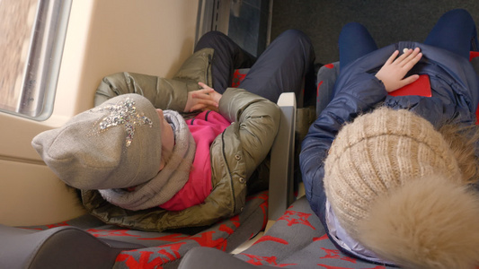 两个十几岁的女孩乘火车坐在一起玩耍一起坐着坐着视频