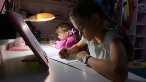 两个女孩深夜做功课灯光照着桌灯9秒视频