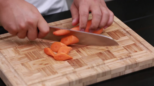 胡萝卜切滚刀块视频