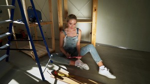 建筑工地以地板测量的年青女工10秒视频