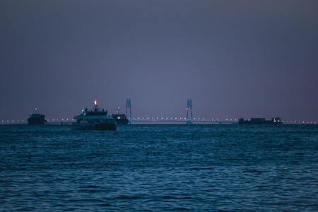 拍摄港珠澳大桥与往来邮轮货船日转夜延时视频