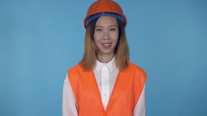 女工程师戴着安全帽9秒视频