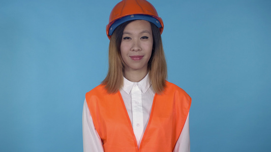 美丽的韩国女性建筑工视频