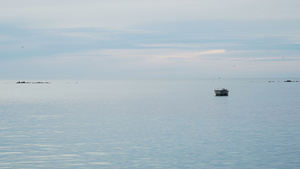 一只渔船在日出或日落时以后停泊在海湾30秒视频