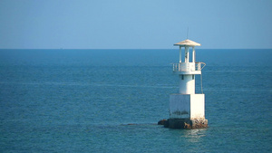 紧紧的灯塔周围环绕着海中的灯塔79秒视频
