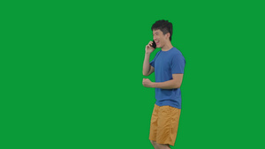 4K绿幕男青年接打电话开心激动9秒视频