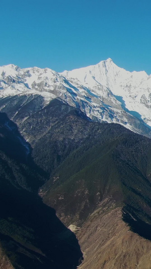 航拍著名梅里雪山太子十三峰全景视频梅里雪山国家地质公园49秒视频