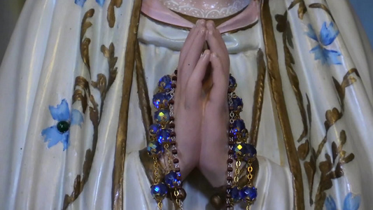 天主教教堂内的蜡烛和处女玛丽雕像视频