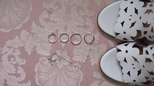 结婚戒指和新娘鞋一对婚姻符号新娘和新郎成为妻子和丈夫视频