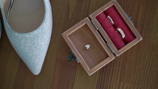 结婚戒指和新娘鞋一对婚姻符号新娘和新郎成为妻子和丈夫视频