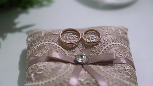 结婚戒指一对婚姻符号新娘和新郎成为妻子和丈夫的爱婚姻10秒视频