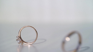 结婚戒指一对婚姻符号新娘和新郎成为妻子和丈夫的爱婚姻7秒视频