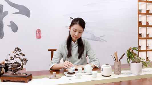 女茶艺师品茶视频