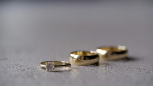 结婚戒指一对婚姻符号新娘和新郎成为妻子和丈夫的爱婚姻8秒视频