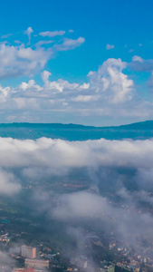 城市上空流雾蓝天白云延时摄影天空空镜视频