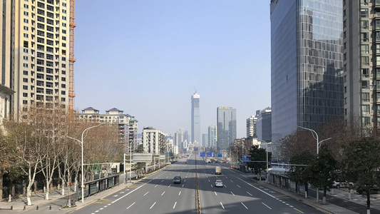 武汉新型冠状病毒疫情封城期间空旷的道路交通视频