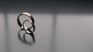 结婚戒指一对婚姻符号新娘和新郎成为妻子和丈夫的爱婚姻9秒视频