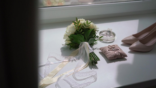 结婚戒指鲜花花束和新娘鞋一对婚姻符号新娘和新郎成为视频