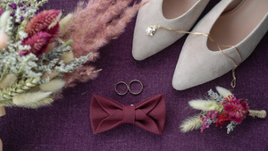 结婚戒指鲜花花束和新娘鞋11秒视频
