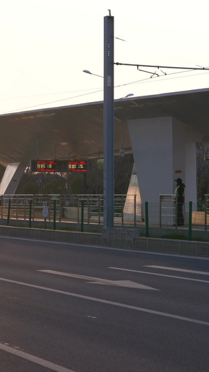 午后黄昏下的城市有轨电车城市交通13秒视频