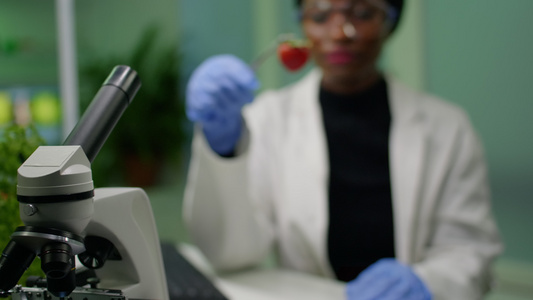非洲生物学家持有草莓并用医用tweezers注射dna视频
