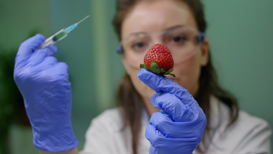 封闭化学界妇女用化学杀虫剂注射有机草莓和致草莓视频