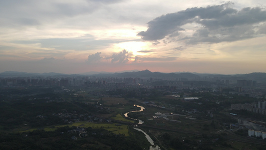 4K航拍夕阳下的城市[中小城市]视频