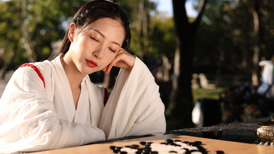 古风美女户外下棋小憩[漂亮妹妹]视频