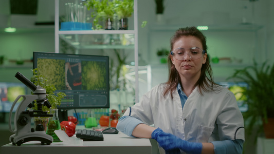 拥有医疗设备的生物学家研究女研究员的第一视角第一视角视频