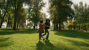 快乐的女儿在阳光明媚的公园里一起扮演母亲15秒视频