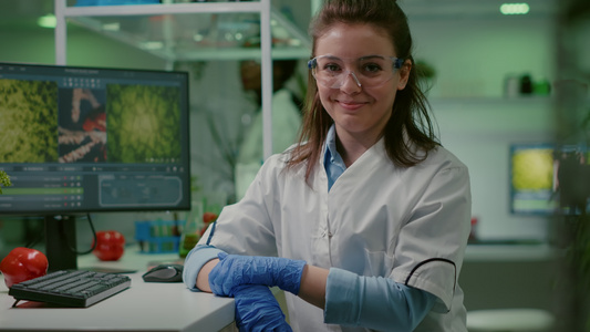 微笑的生物学家女性分析转基因生物体的肖像画视频