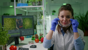 生物学家女性戴上医疗眼镜15秒视频
