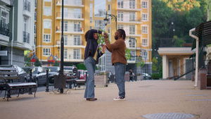幸福的情侣一起跳舞街道住宅区28秒视频