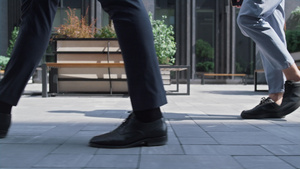 特写企业人腿在阳光明媚的日子里走在市中心22秒视频