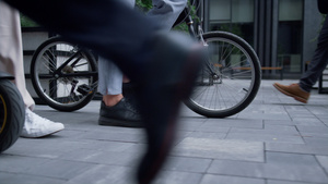 特写经理腿在市中心地区用自行车电动滑板车行走14秒视频