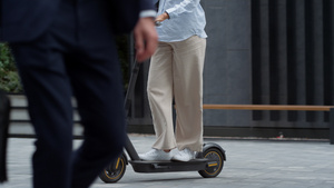 女人的腿骑着电动滑板车在市中心的街道上21秒视频