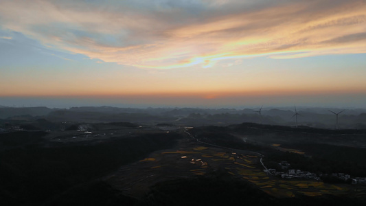 航拍贵州云贵高原上的风车视频