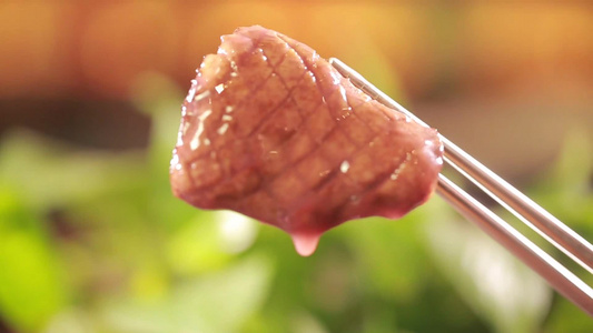 多汁烤肉牛排肉质视频