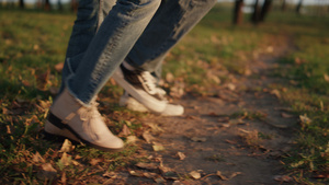 父母的孩子腿一起走在秋天的公园田野上特写镜头17秒视频
