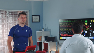 实验室医生在给强健的运动员做检测体育医学概念25秒视频