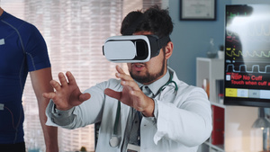 戴着虚拟现实眼镜的医生19秒视频
