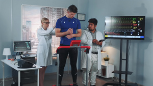 实验室医生在给强健的运动员做检测体育医学概念18秒视频